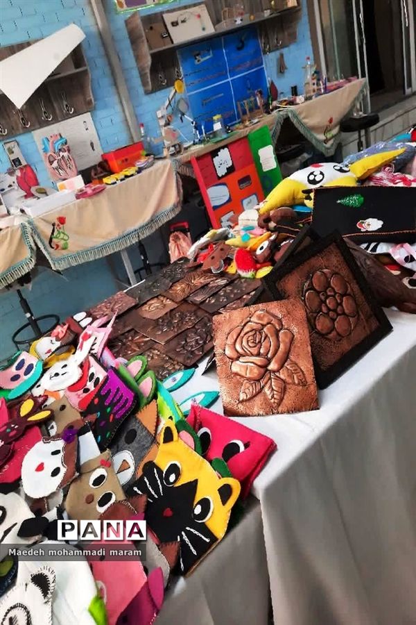 نمایشگاه دستاوردهای دانش‌آموزان به‌مناسبت دهه مبارک فجر