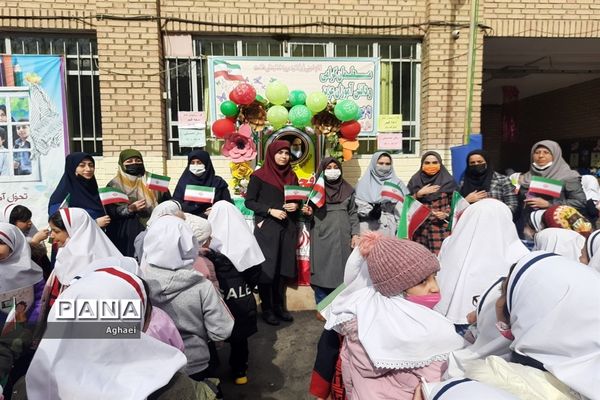 تقدیر از برندگان مسابقات فرهنگی-ورزشی در دبستان حقیقت منطقه ۱۳