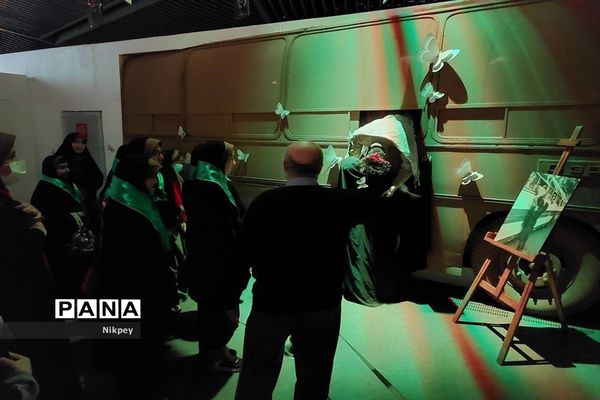 شرکت دانش‌آموزان دبیرستان شاهد حجاب منطقه ۱۳ در باغ موزه دفاع مقدس