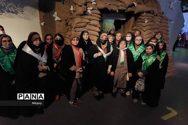 شرکت دانش‌آموزان دبیرستان شاهد حجاب منطقه ۱۳ در باغ موزه دفاع مقدس