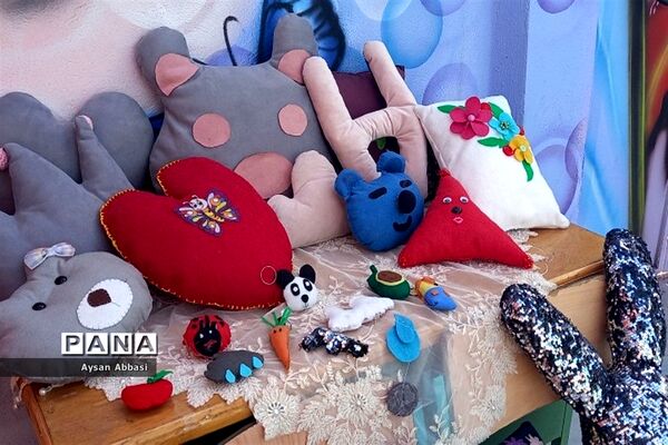 برگزاری جشن انقلاب و جشنواره دستاوردهای علمی وهنری  در دبیرستان حدیث مهر