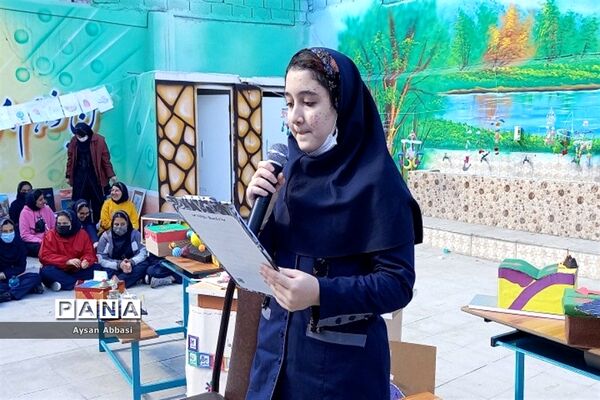 برگزاری جشن انقلاب و جشنواره دستاوردهای علمی وهنری  در دبیرستان حدیث مهر