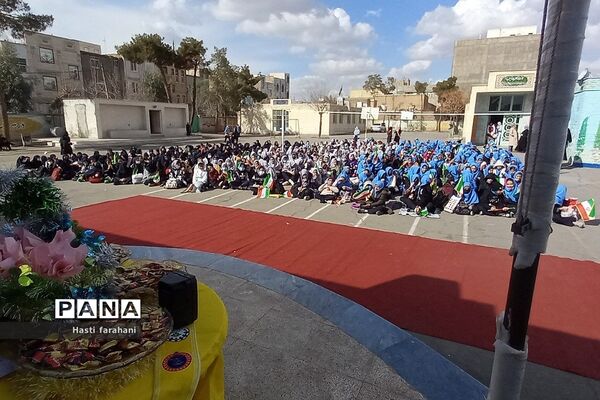 برگزاری مراسم جشن انقلاب در مدرسه رشد قرچک