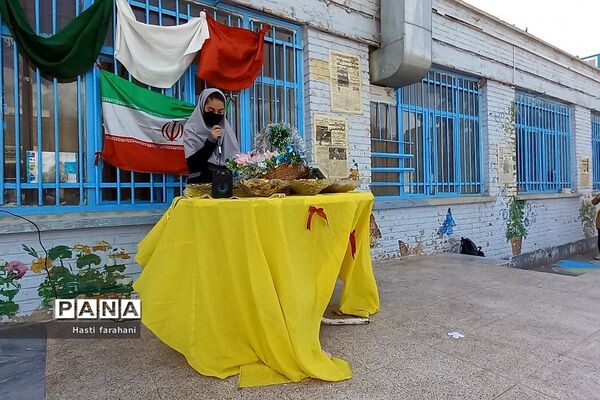 برگزاری مراسم جشن انقلاب در مدرسه رشد قرچک