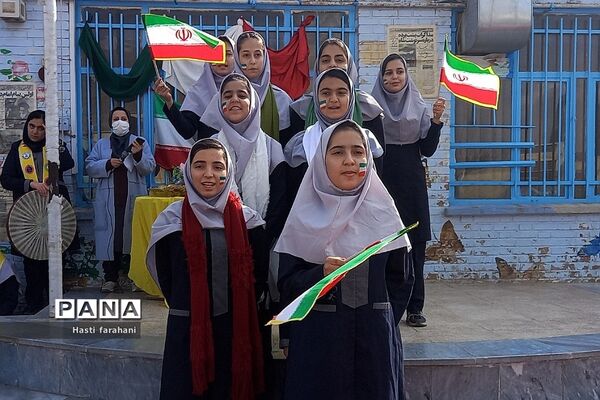 برگزاری مراسم جشن انقلاب در مدرسه رشد قرچک