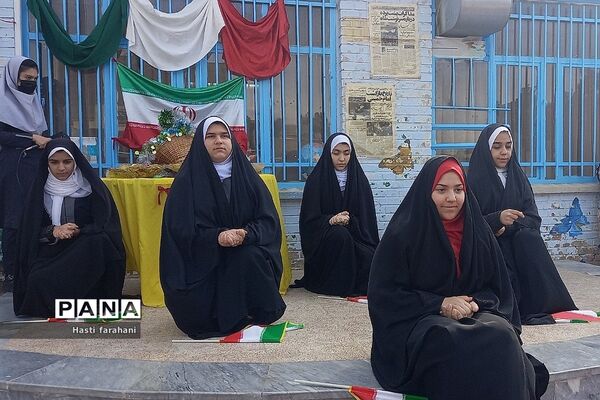 برگزاری مراسم جشن انقلاب در مدرسه رشد قرچک