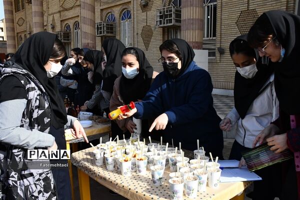 برپایی بازارچه خیریه در دبیرستان نورا ناحیه ۲ اهواز