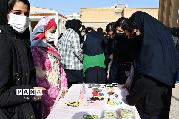 برپایی بازارچه خیریه در دبیرستان نورا ناحیه ۲ اهواز