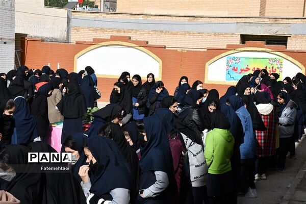 برپایی بازارچه خیریه در دبیرستان نورا ناحیه ۲ اهواز