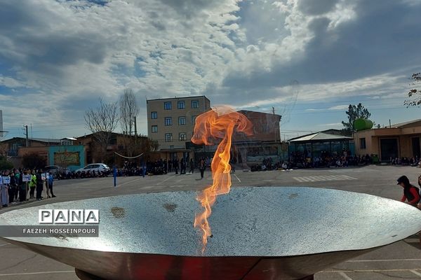 برگزاری اختتامیه المپیاد ورزشی به مناسبت دهه فجر در دبیرستان مبین اندیشه بهارستان‌دو