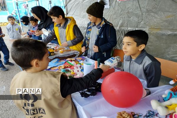 برگزاری بازارچه از دست‌سازه‌های دانش‌آموزان در دبستان پسرانه امامت