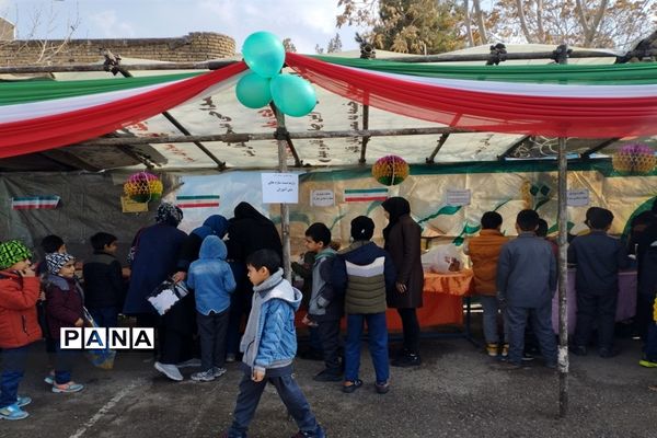 برگزاری بازارچه از دست‌سازه‌های دانش‌آموزان در دبستان پسرانه امامت