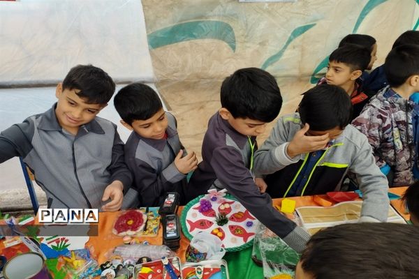 برگزاری بازارچه از دست‌سازه‌های دانش‌آموزان در دبستان پسرانه امامت