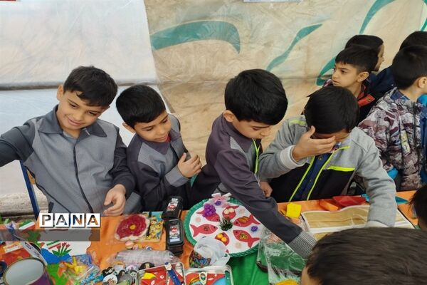برگزاری بازارچه از دست‌سازه‌های دانش‌آموزان در دبستان پسرانه امامت