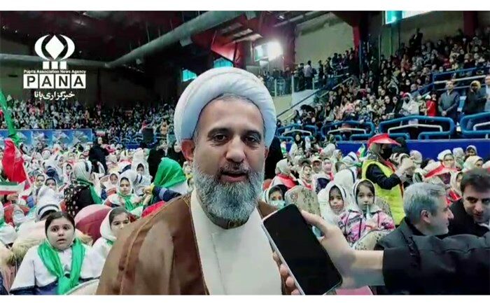 مراسم جشن چهار هزار نفری نونهالان گام دوم انقلاب درشهرستان البرز/فیلم