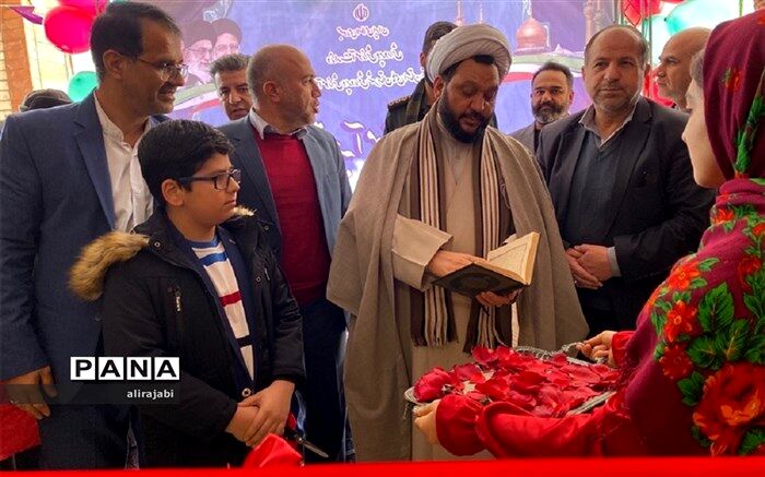 در آئین افتتاحیه سنت حسنه‌ای وجود دارد که حلقه اتصال مدرسه‌سازی قطع نمی‌شود