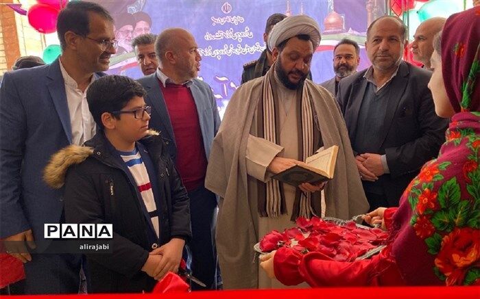 در آئین افتتاحیه سنت حسنه‌ای وجود دارد که حلقه اتصال مدرسه‌سازی قطع نمی‌شود