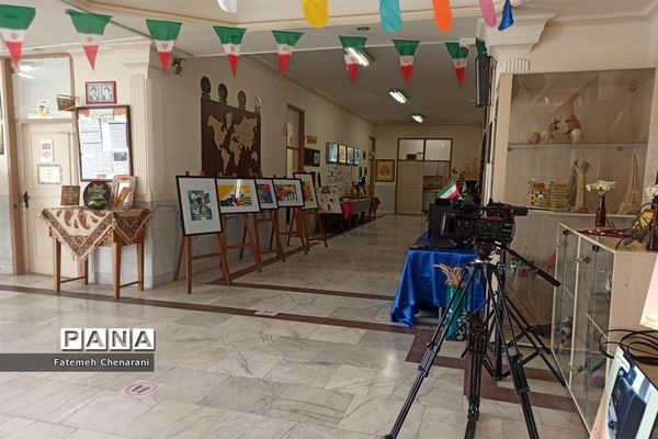 نمایشگاه دست‌سازها به مناسب دهه فجر