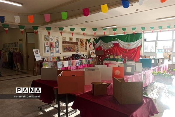 نمایشگاه دست‌سازها به مناسب دهه فجر