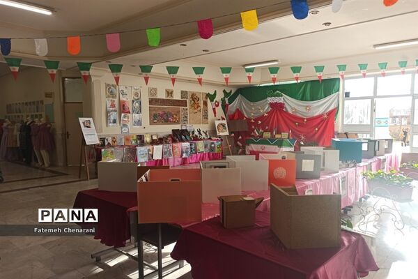 نمایشگاه دست‌سازها به مناسب دهه فجر