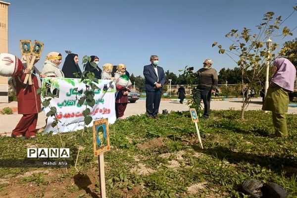 کاشت ۱۱ نهال به یاد شهدای انقلاب شهرستان بهبهان