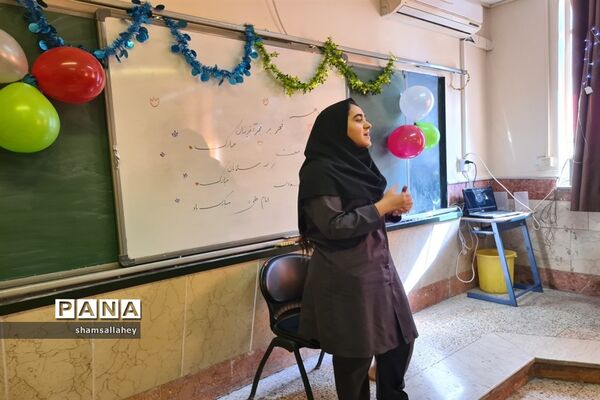 نمایشگاه مدرسه انقلاب در دبیرستان فرهنگ منطقه ۱۳
