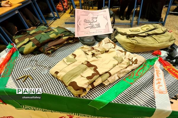 نمایشگاه مدرسه انقلاب در دبیرستان فرهنگ منطقه ۱۳