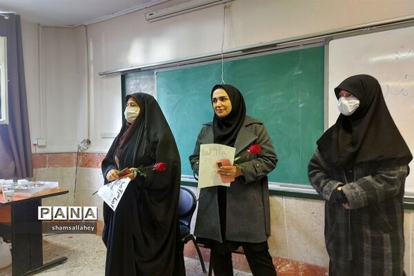 نمایشگاه مدرسه انقلاب در دبیرستان فرهنگ منطقه ۱۳