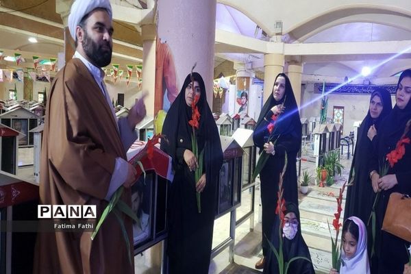 عطر افشانی گلزار شهدا بوشهر