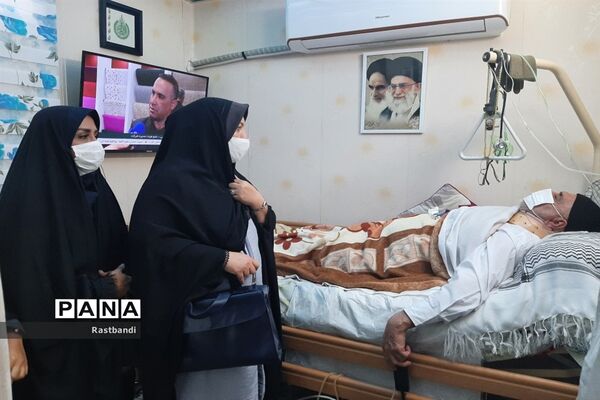 عیادت از جانباز دفاع مقدس توسط دانش‌آموزان دبیرستان سمیه منطقه ۱۳