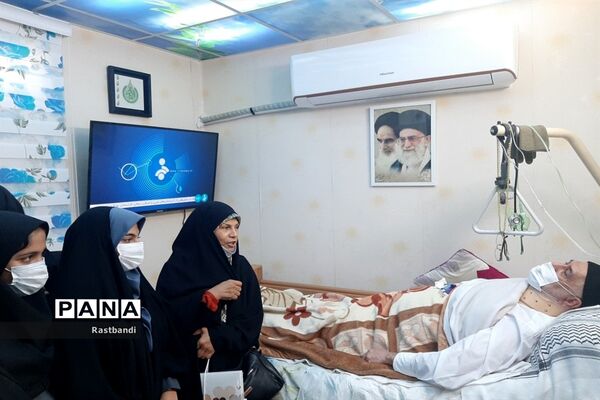 عیادت از جانباز دفاع مقدس توسط دانش‌آموزان دبیرستان سمیه منطقه ۱۳