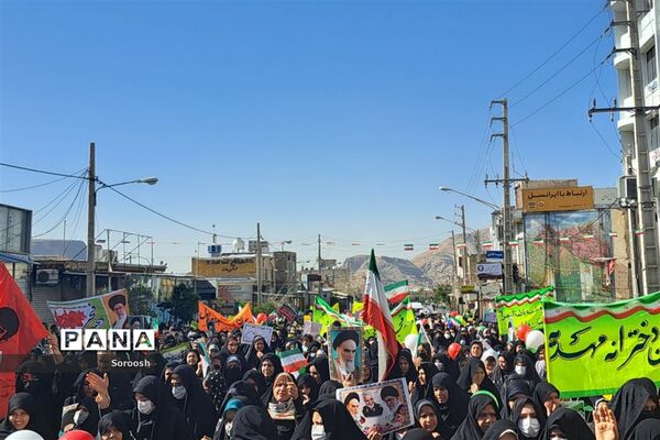 حماسه حضور دانش‌آموزان پیشتاز دارابی در راهپیمایی ۲۲ بهمن ۱۴۰۱