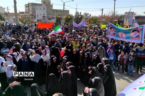حماسه حضور دانش‌آموزان پیشتاز دارابی در راهپیمایی ۲۲ بهمن ۱۴۰۱