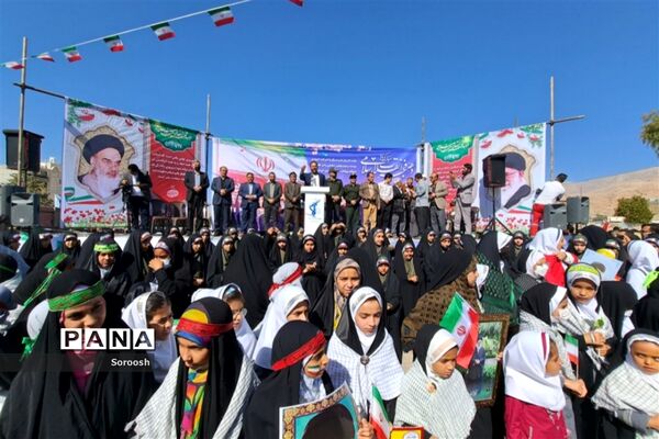 حماسه حضور دانش‌آموزان پیشتاز دارابی در راهپیمایی ۲۲ بهمن ۱۴۰۱