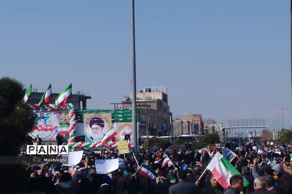 حضور گسترده مردم کاشان درراهپیمایی ٢٢بهمن