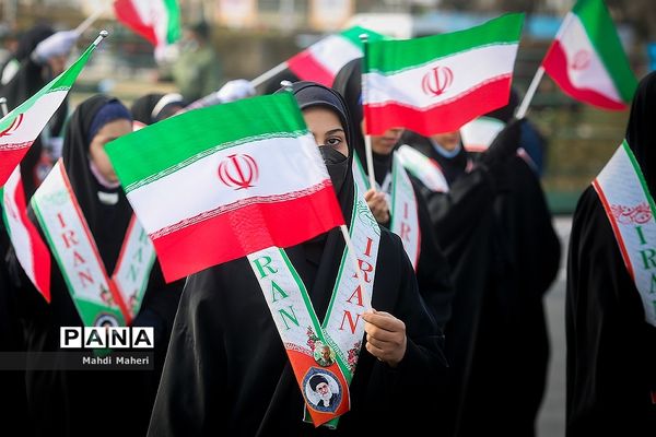 حضور دانش‌آموزان در راهپیمایی ۲۲ بهمن