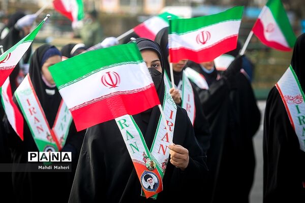 حضور دانش‌آموزان در راهپیمایی ۲۲ بهمن