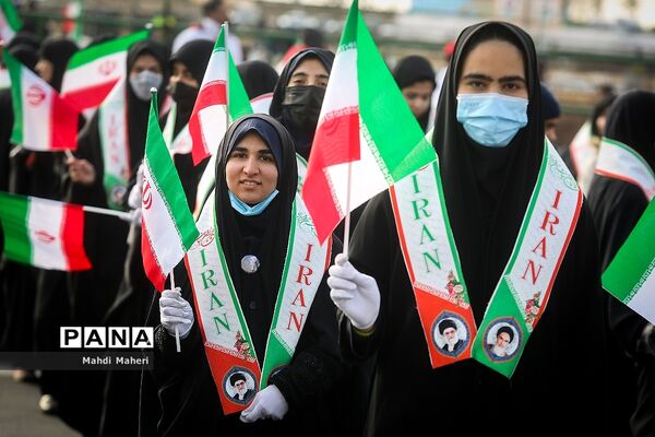 حضور دانش‌آموزان در راهپیمایی ۲۲ بهمن