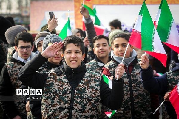 حضور دانش‌آموزان در راهپیمایی ۲۲ بهمن