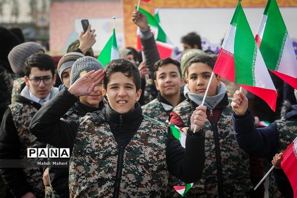 حضور دانش‌آموزان در راهپیمایی ۲۲ بهمن