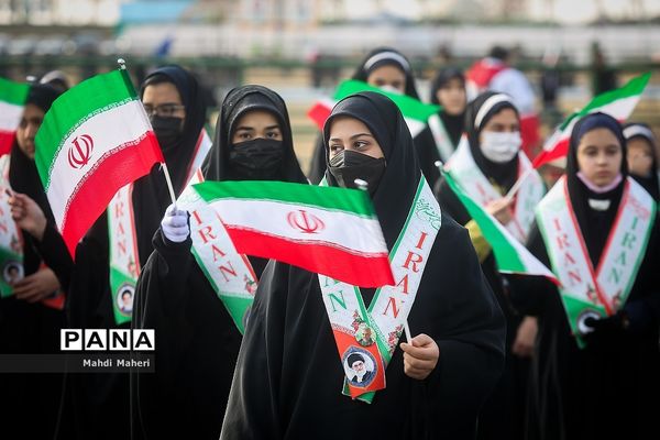 حضور دانش‌آموزان در راهپیمایی ۲۲ بهمن