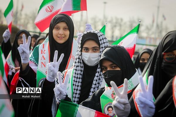 حضور دانش‌آموزان در راهپیمایی ۲۲ بهمن