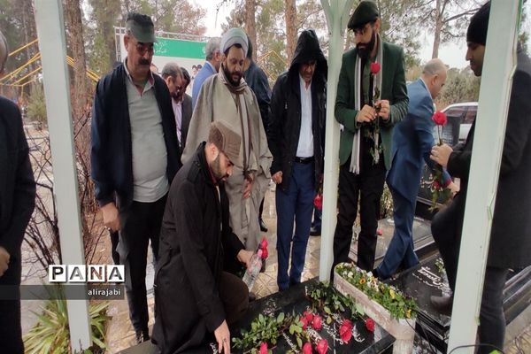 گلباران و غبارروبی مزارشهید اندرزگو و دیگر شهدای انقلاب