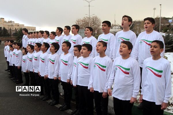 اجرای گروه سرود سازمان دانش‌آموزی در برج میلاد