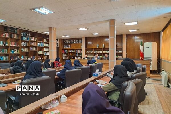 نشست هم‌اندیشی منتخبین  شورای دانش‌آموزی مدارس منطقه ۱۰