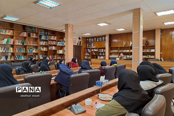 نشست هم‌اندیشی منتخبین  شورای دانش‌آموزی مدارس منطقه ۱۰