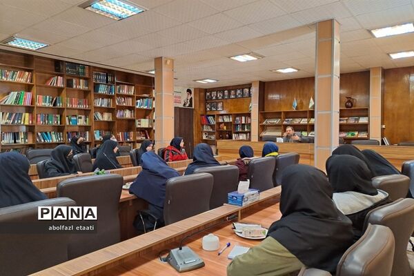 نشست هم‌اندیشی منتخبین  شورای دانش‌آموزی مدارس منطقه ۱۰