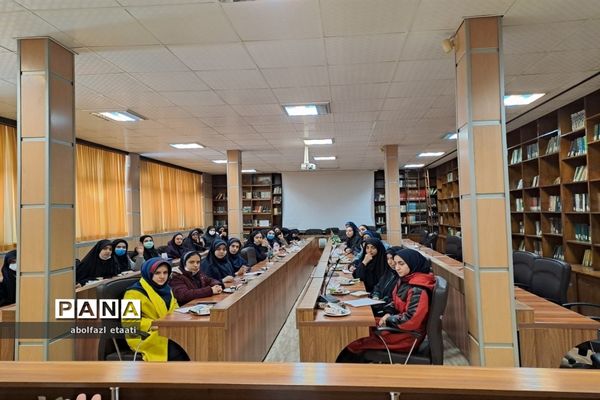 نشست هم‌اندیشی منتخبین  شورای دانش‌آموزی مدارس منطقه ۱۰