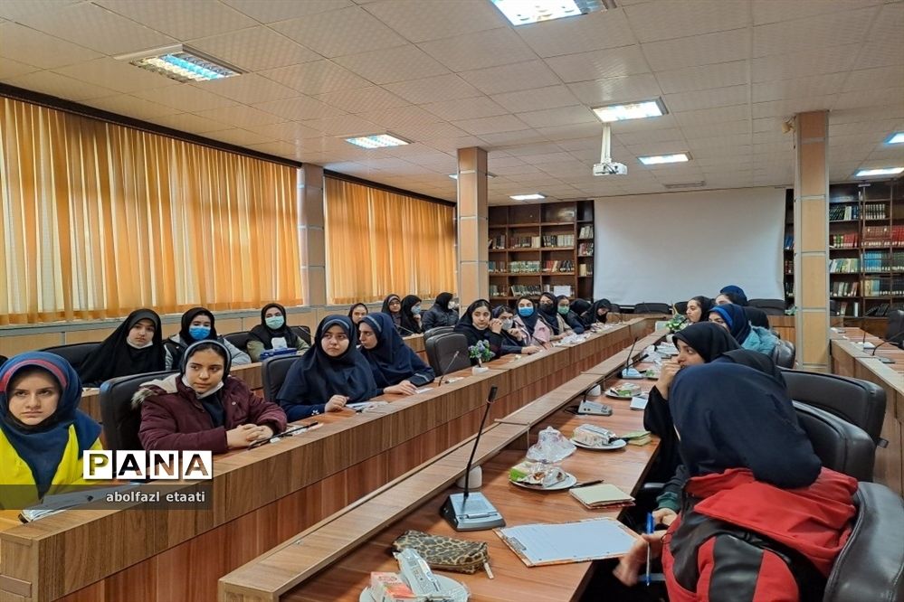 نشست هم‌اندیشی منتخبین  شورای دانش‌آموزی مدارس منطقه ۱۰