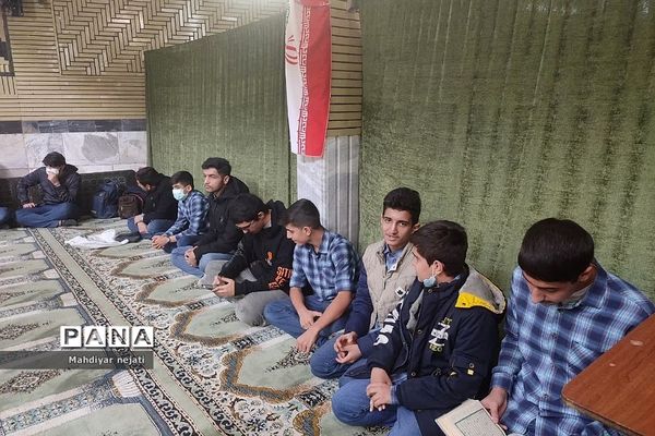 شرکت فعال دانش‌آموزان مدرسه شهید بهشتی رودهن در نماز جمعه